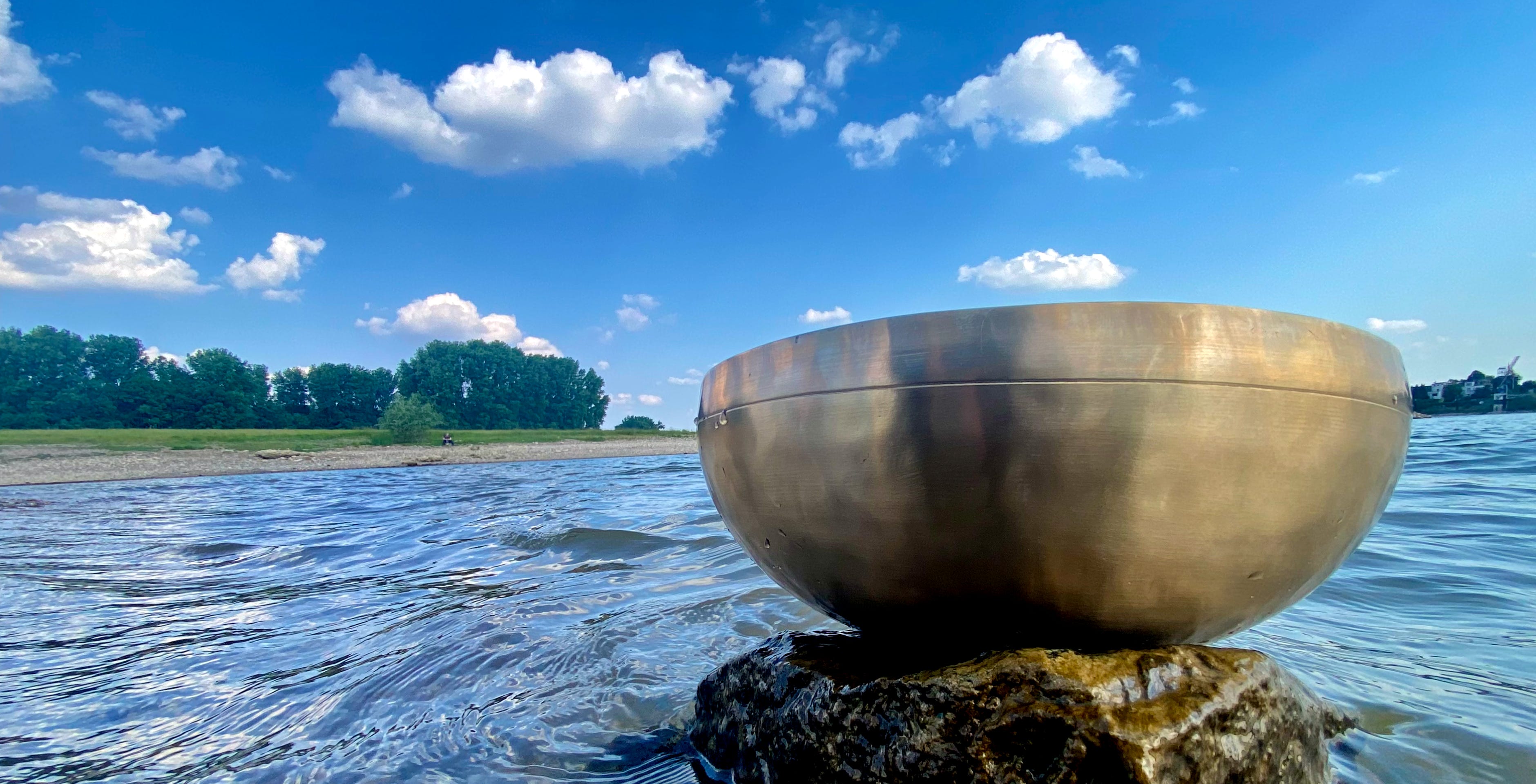 Bild Klangschale im Rhein
